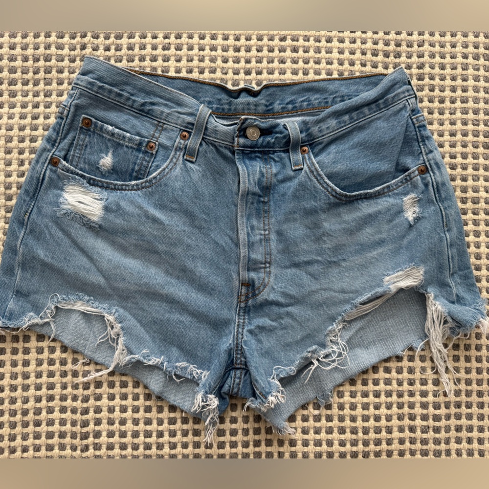 Levi’s denim cutoff shorts, trendy